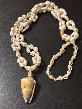 Natural Hawaiian Lei Style Conch Cowrie Cone Shell Pendant Necklace Cream Tan